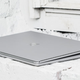 Ilustración para el artículo titulado Microsoft te pagará hasta 650 dólares para que te cambies de un MacBook a Surface